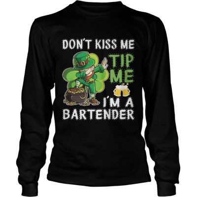 Leprechaun dabbing dont kiss me tip me Im a bartender Longsleeve Shirt