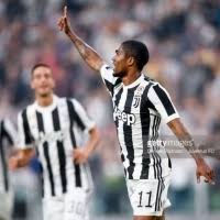 Ten-man Juventus hold on to beat 10-man Napoli go 16 points clear