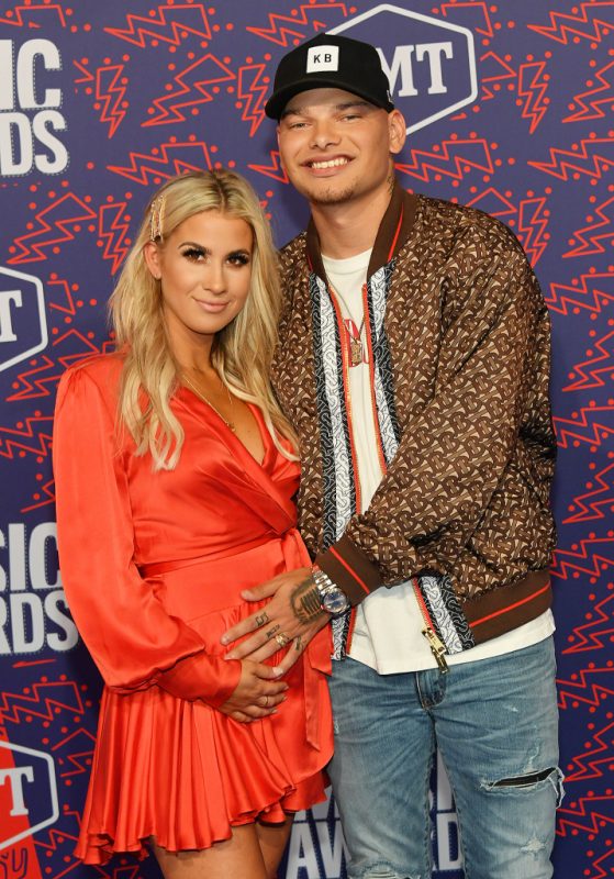 A Night of 'Heaven'! Kane Brown and Pregnant Wife Katelyn Shine on 2019 CMT Awards Red Carpet