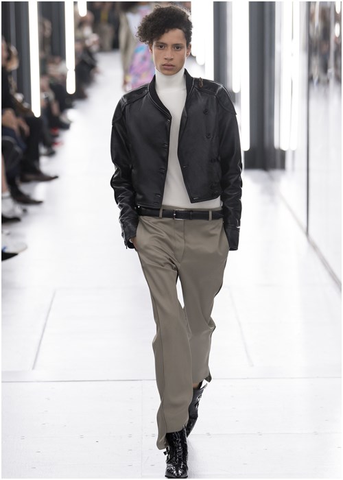 This year Louis Vuitton uses very elegant colors like turquoise and blue