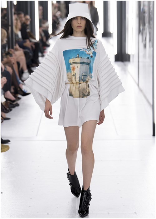 This year Louis Vuitton uses very elegant colors like turquoise and blue