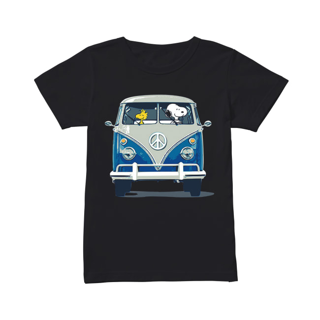 Snoopy driving Hippie car Volkswagen Beetle Classic Women's T-shirt