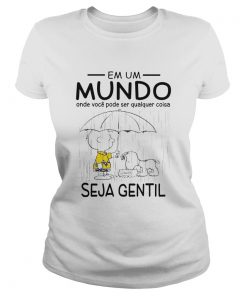 Snoopy And Charlie Brown Em Um Mundo Onde Voce Pode Ser Qualquer Coisa Seja Gentil Shirt Classic Ladies