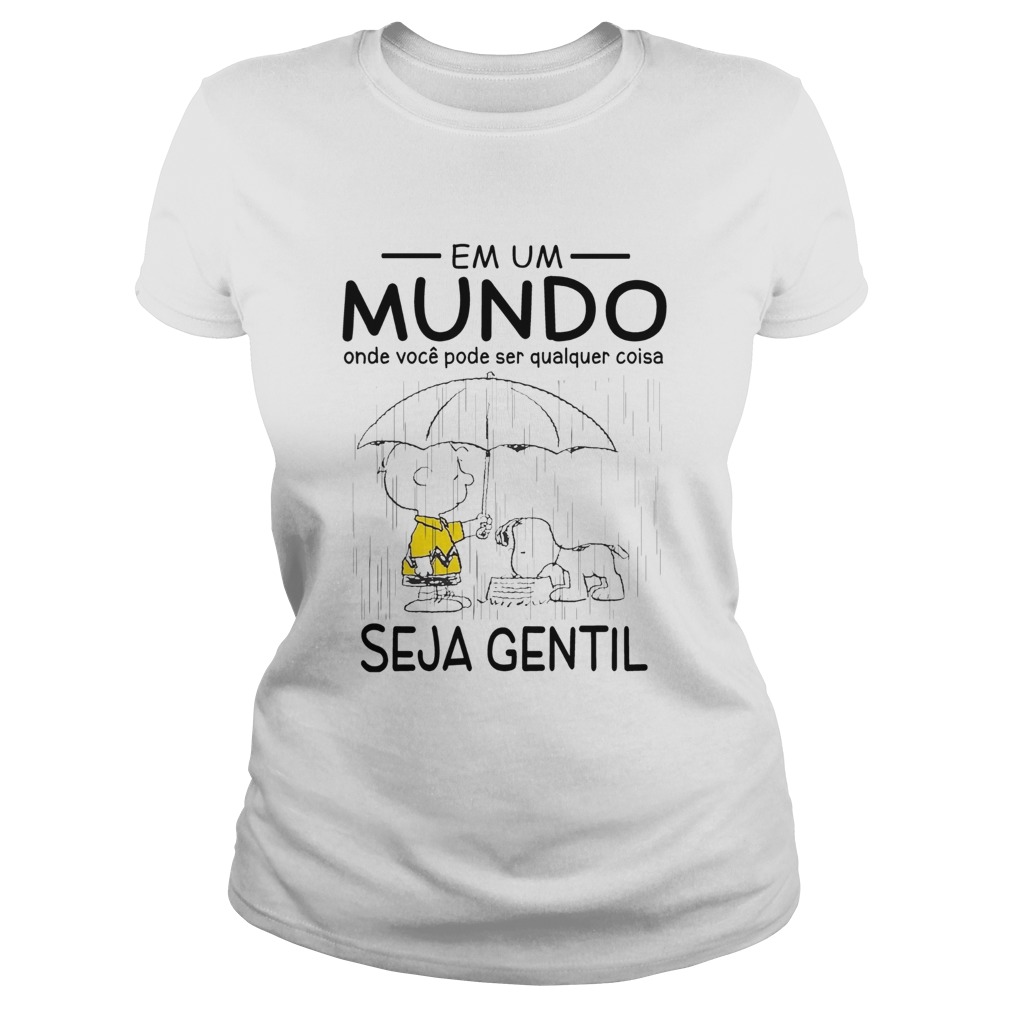 Snoopy And Charlie Brown Em Um Mundo Onde Voce Pode Ser Qualquer Coisa Seja Gentil Shirt Classic Ladies