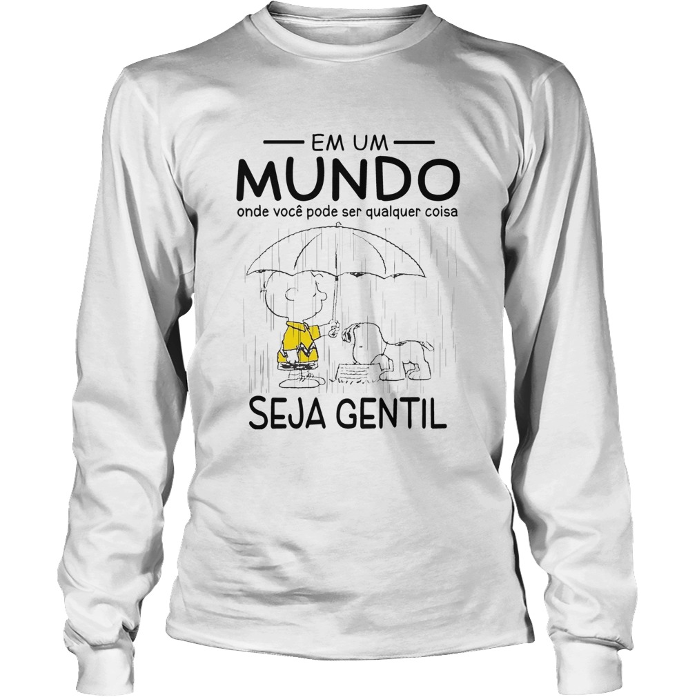 Snoopy And Charlie Brown Em Um Mundo Onde Voce Pode Ser Qualquer Coisa Seja Gentil Shirt LongSleeve