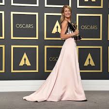 Laura Dern wins her Oscar, cementing the Dernaissance