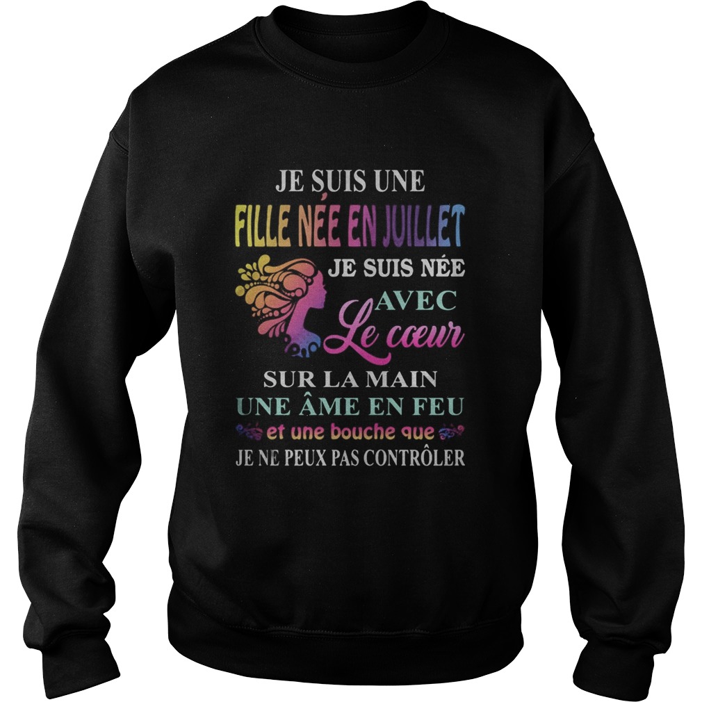 Je suis une fille nee en juillet je suis nee avec le cceur sur la main une ame en feu  Sweatshirt