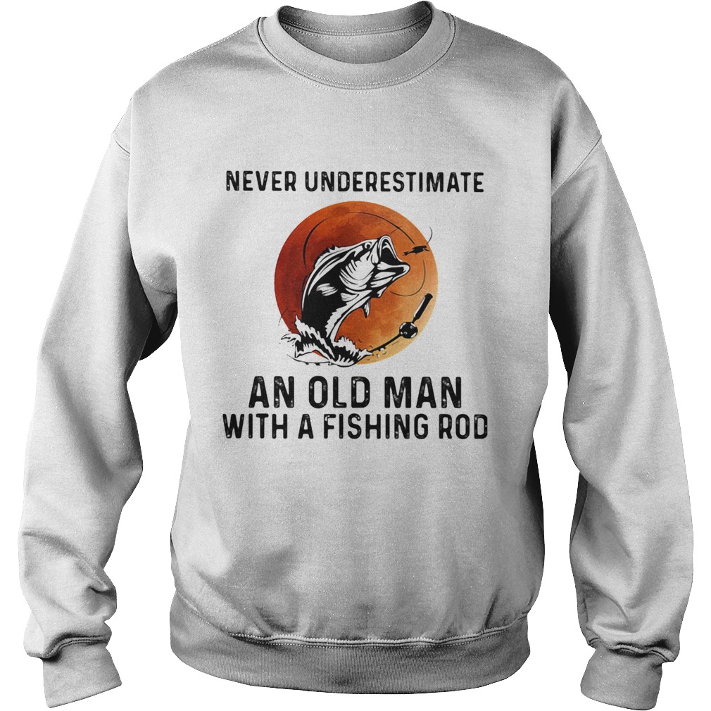 NEVER UNDERESTIMATE AN OLD MAN WITH A FISHING ROD SUNSET Sweatshirt