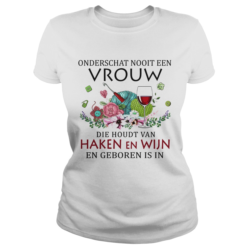 Onderschat nooit een vrouw die houdt van haken en wijn en geboren is in flowers  Classic Ladies