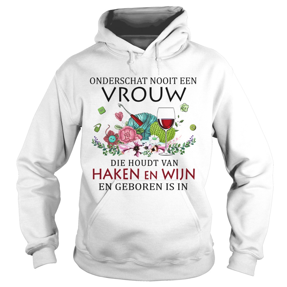 Onderschat nooit een vrouw die houdt van haken en wijn en geboren is in flowers  Hoodie