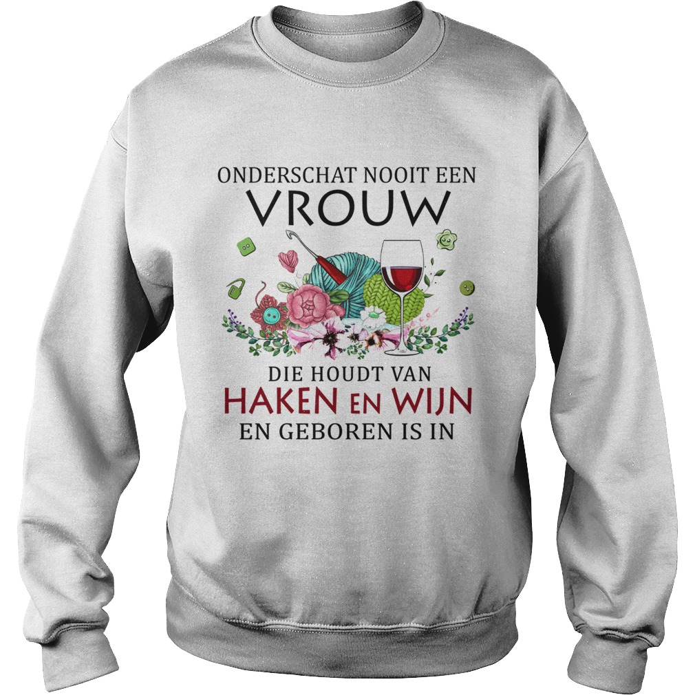 Onderschat nooit een vrouw die houdt van haken en wijn en geboren is in flowers  Sweatshirt