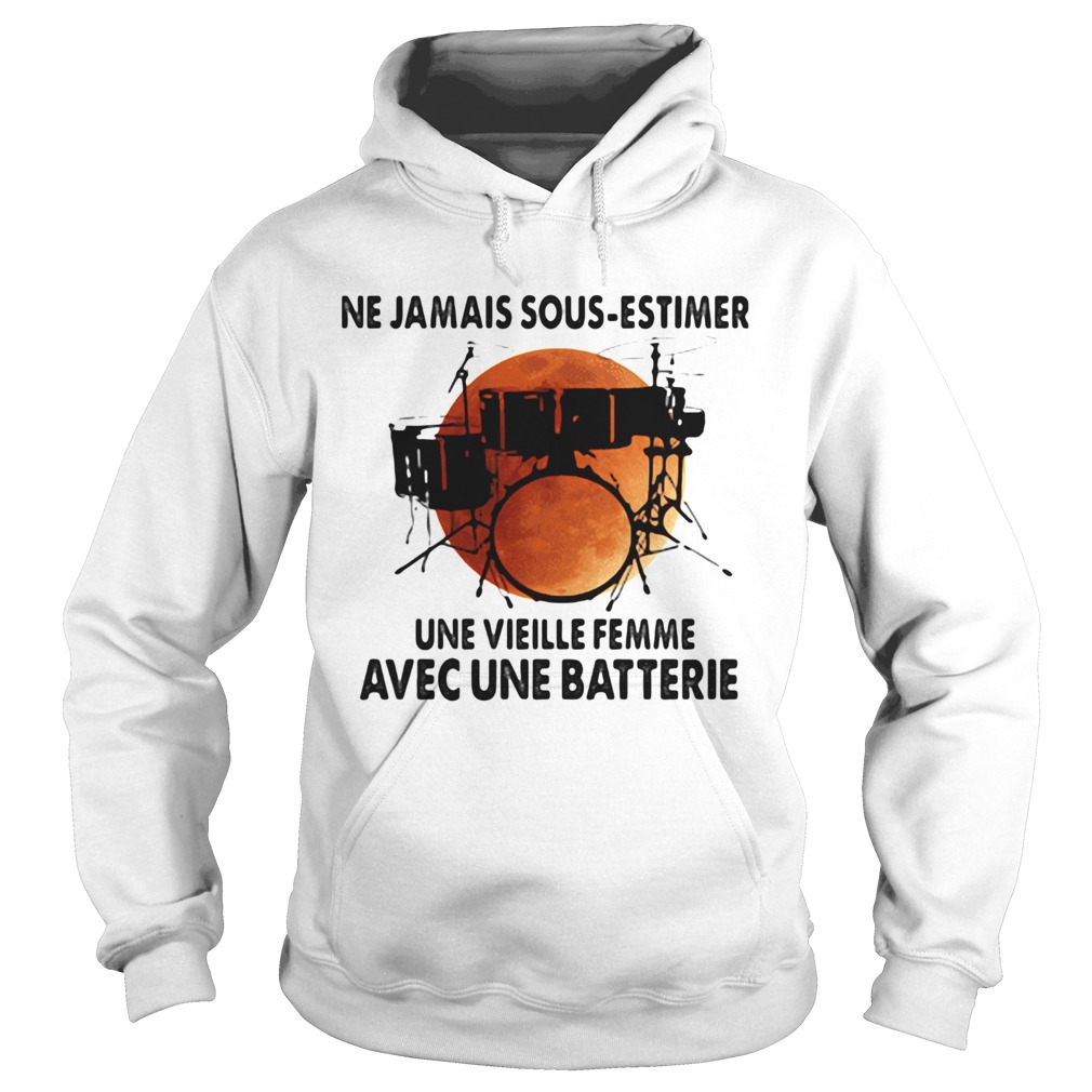 Ne Jamais Sous Estimer Une Vieille Femme Ave Une Batterie Sunset Hoodie