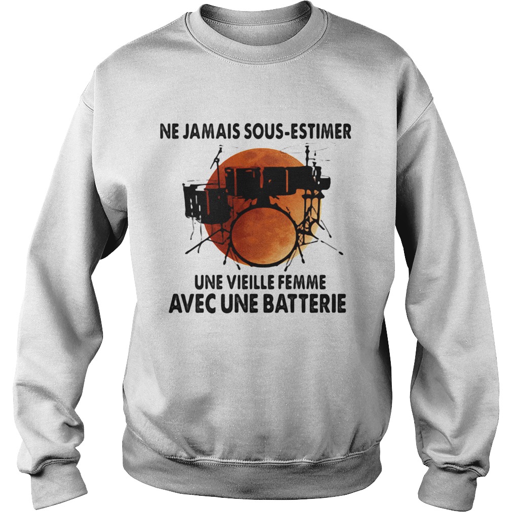 Ne Jamais Sous Estimer Une Vieille Femme Ave Une Batterie Sunset Sweatshirt