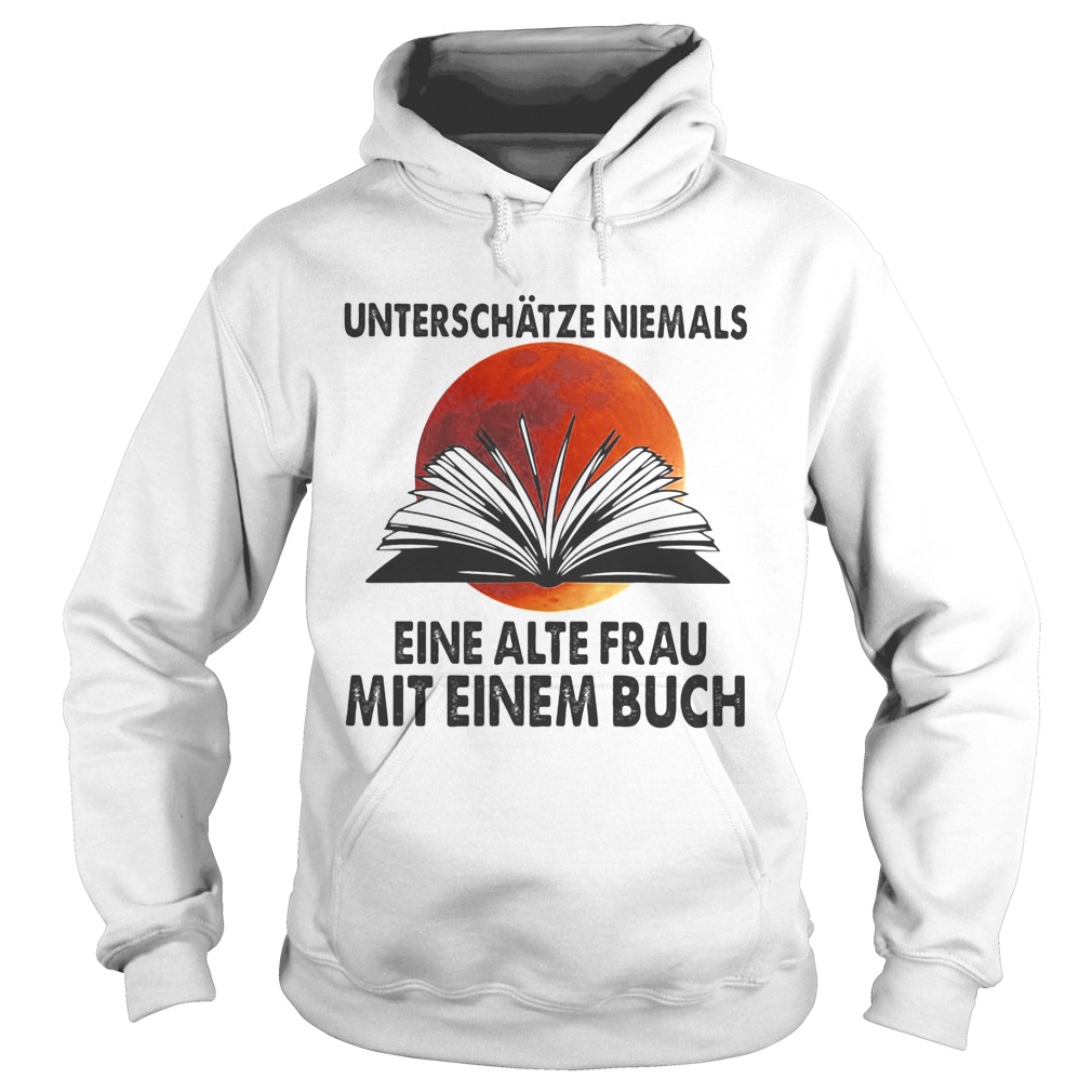 Unterschtze niemals eine alte frau mit einem buch moonblood Hoodie