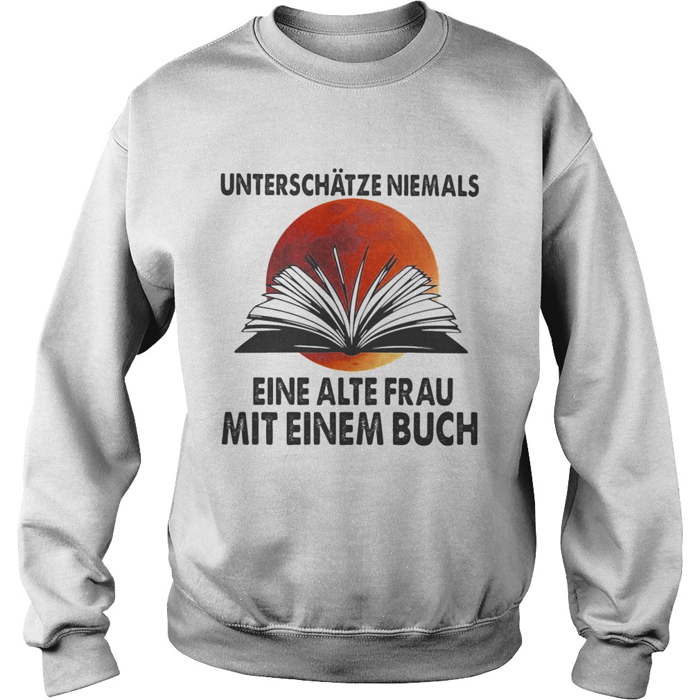 Unterschtze niemals eine alte frau mit einem buch moonblood Sweatshirt