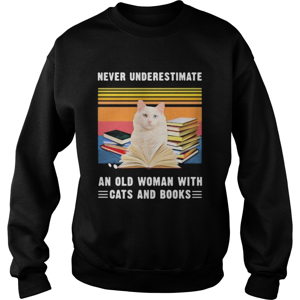NEVER UNDERESTIMATE AN OLD WOMAN WITH CATS AND BOOKS TURKISH VAN CAT VINTAGE RETRO Sweatshirt