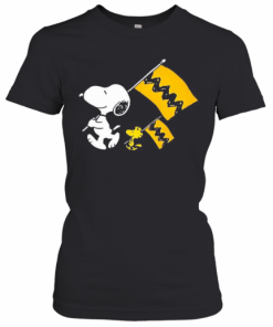 Snoopy And Woodstock Holding Flag T-Shirt Classic Women's T-shirt