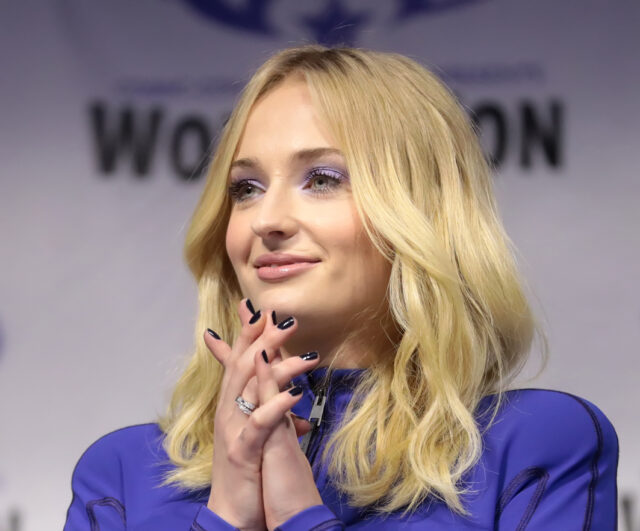 Sophie Turner Brings Home Sansas Throne From Game Of Thrones Welcome Home