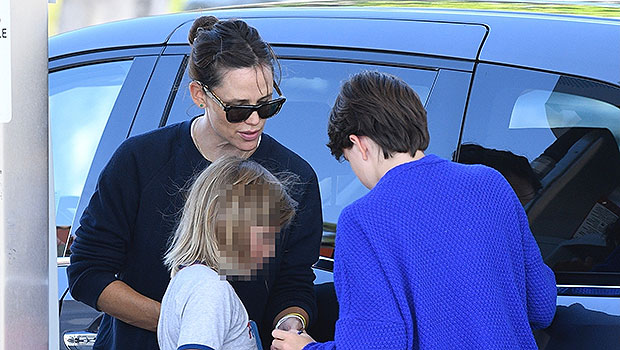 Jennifer Garner Teaches Her Kids How ToPump Gas While Ben Affleck & J.Lo PDA InVenice