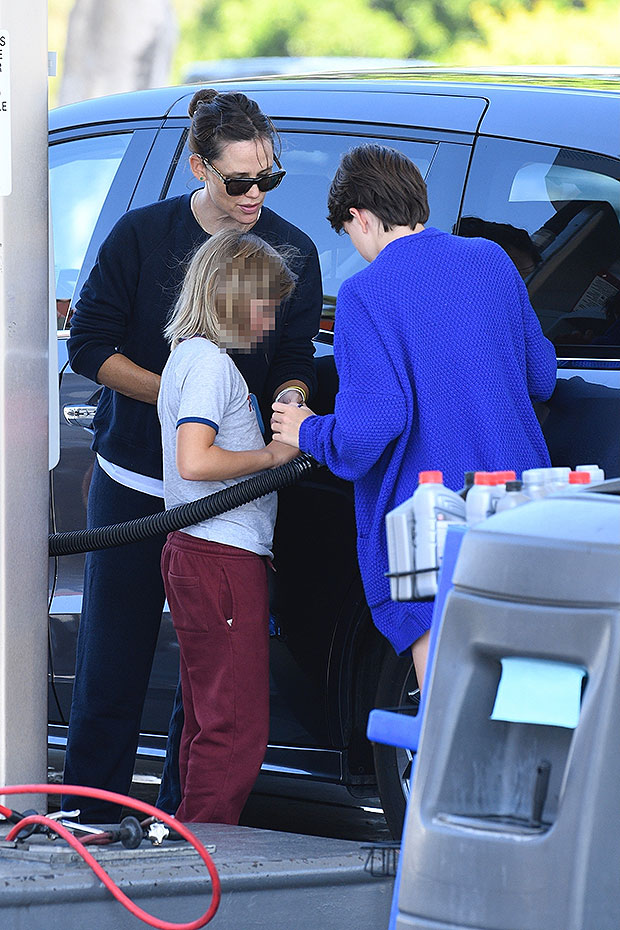 Jennifer Garner taught her two youngest children how to pump gas while out in Brentwood on September 10.
