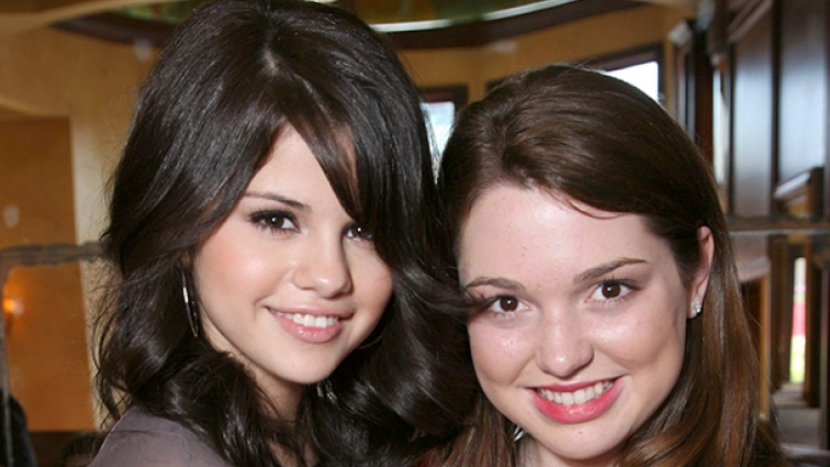 Selena Gomez Reunites With ‘WOWP’ Co-Star Jennifer Stone & They Recreate Iconic Dance From Show