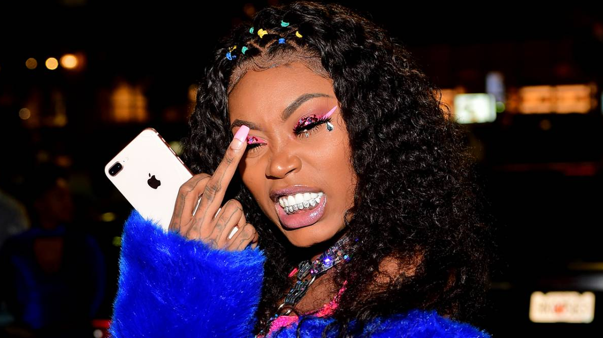 ASIAN DOLL FIGHTS OFF WOMAN WHO TRIES STEALING HER DIAMOND CHAIN 'BITCH SAW NUN ELSE BUT STARS'