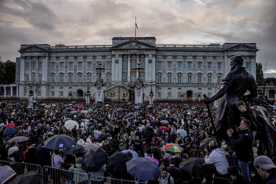 U.K. braced for death of Queen Elizabeth II. It still came as a shock.