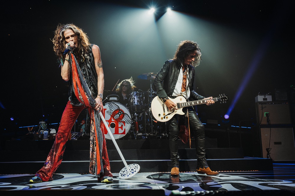 Steven Tyler Suffers Vocal Cord Damage Aerosmith Pauses ‘Peace Out’ Tour for 30 Days