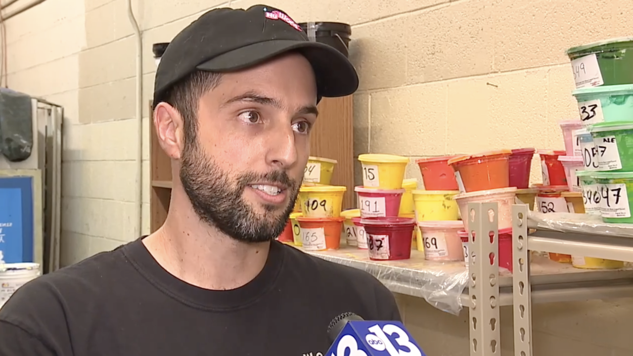 How a local printer quickly makes the Aces' WNBA championship shirts